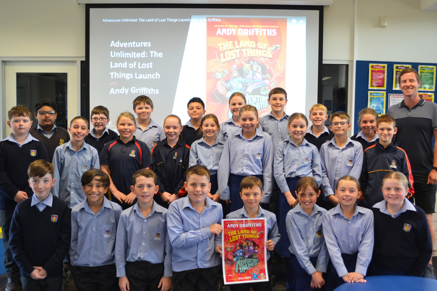 ENGLISH > Year 5 students were excited to join the virtual launch of @andygbooks  new novel  A𝐝v𝐞n𝐭u𝐫e𝐬 𝐔n𝐥i𝐦i𝐭e𝐝 : 𝐓h𝐞 𝐋a𝐧d o𝐟 𝐋o𝐬t T𝐡i𝐧g𝐬 During a Q+A, Year 5 student Daelan asked Andy "Why are we wearing boxes on our heads on the cover page?" while several other students had their work shared on the screen reminiscing past novels.