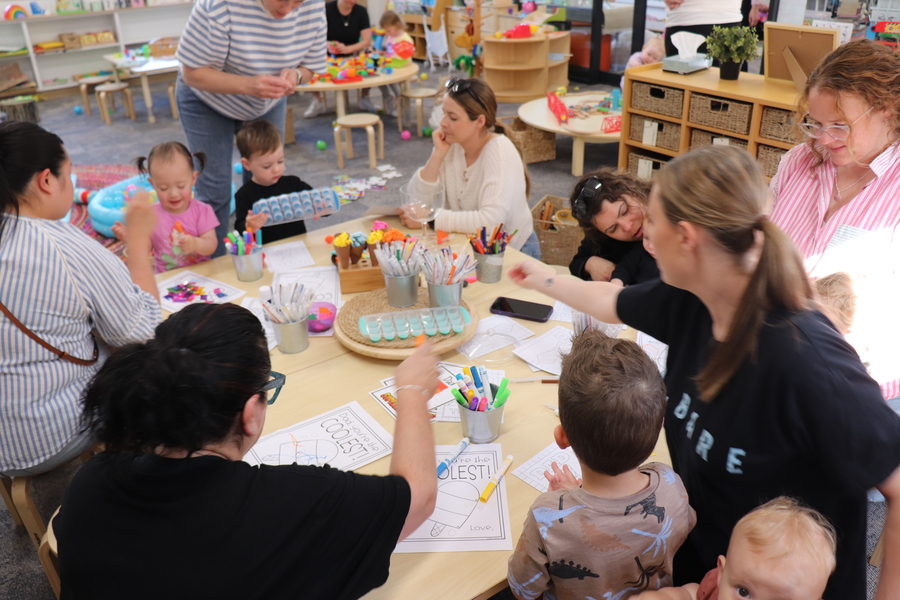 PLAYGROUP > Mini Mark's families making crafts for Father's Day.