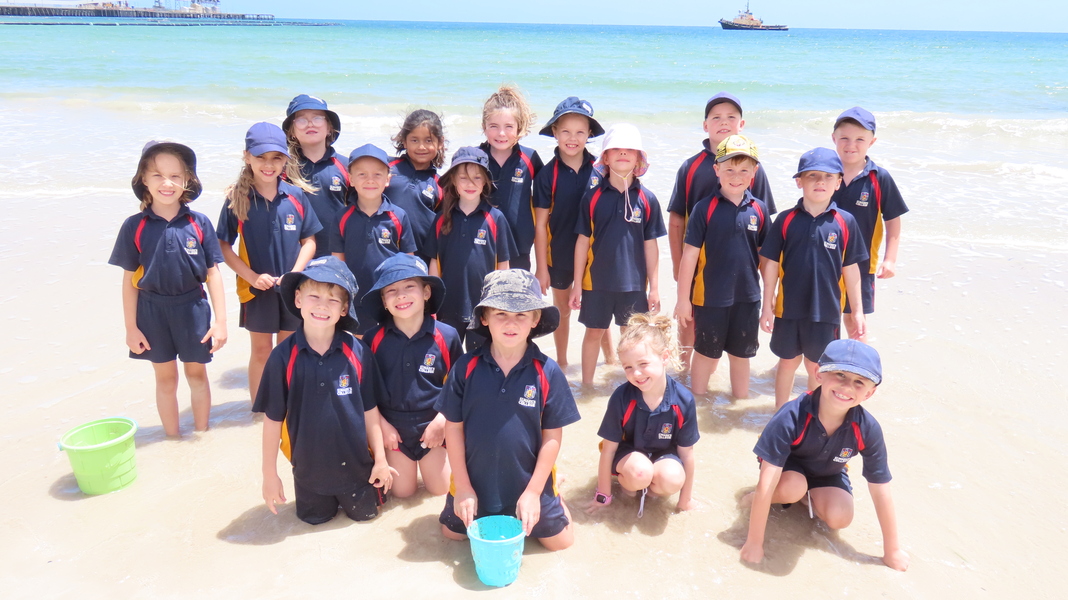 EXCURSION > Year 1 Red enjoying their excursion at Wallaroo Beach. 